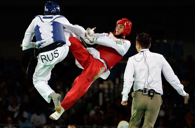 Alexey Denisenko of Russia (left) and Ahmad Abu Ghaush of Jordan compete in the men’s taekwondo -68kg final at the 2016 Summer Olympics in Rio de Janeiro, Brazil, on Thursday  (AP photo)