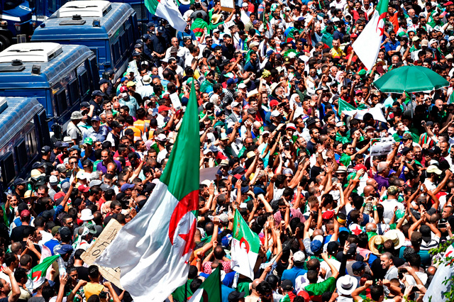 Algerian protesters demonstrate in Algiers on Friday, in the latest in weeks of rallies against the ruling class amid an ongoing political crisis in the country (AFP photo)