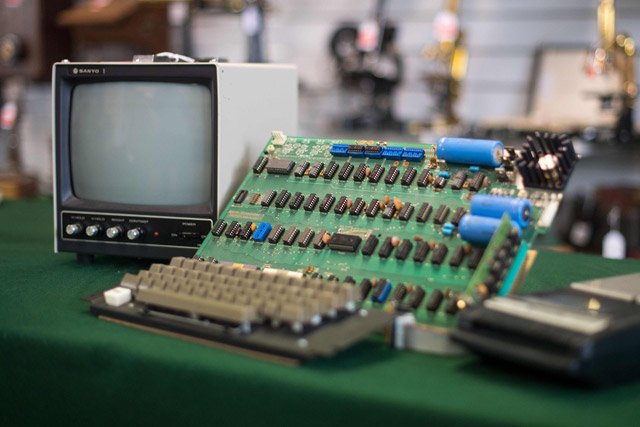 This photo taken on May 12 shows an Apple Computer 1 dated 1976 presented in an auction house in Cologne, western Germany (AFP photo)