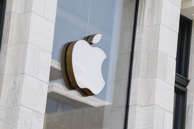 In this file photo taken on September 14, 2021 the Apple logo is seen at the entrance of an Apple store in Washington, DC (AFP photo)