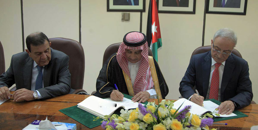 Arab Monetary Fund Director General Abdulrahman Bin Abdullah Al Hamidy and Finance Minister Umayya Toukan sign a loan agreement worth $58 million in Amman on Thursday (Petra photo)