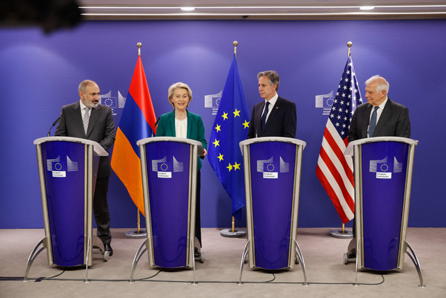 From left to right: Armenian Prime Minister Nikol Pashinyan, EU Commission President Ursula von der Leyen, US Secretary of State Antony Blinken and European Union Foreign Policy chief Josep Borrell, hold a joint press conference in Brussels on Friday (AFP photo)