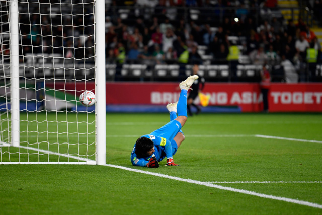 Iraq's goalkeeper Jalal Hassan concedes a goal during the 2019 AFC Asian Cup Round of 16 football match between Qatar and Iraq at Al Nahyan Stadium in Abu Dhabi on Tuesday (AFP photo)