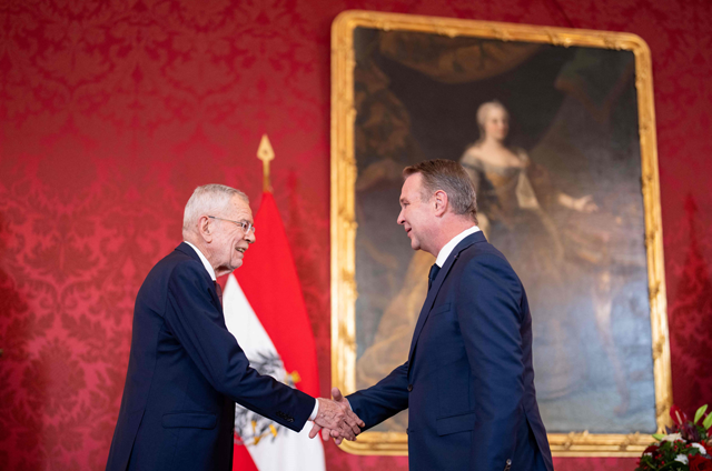 Austrian President Alexander van der Bellen (left) and Andreas Babler, leader of the Social Democratic Party (SPOe) shake hands as they meet at the Presidential Chancellery in Vienna, Austria, on Monday (AFP photo)