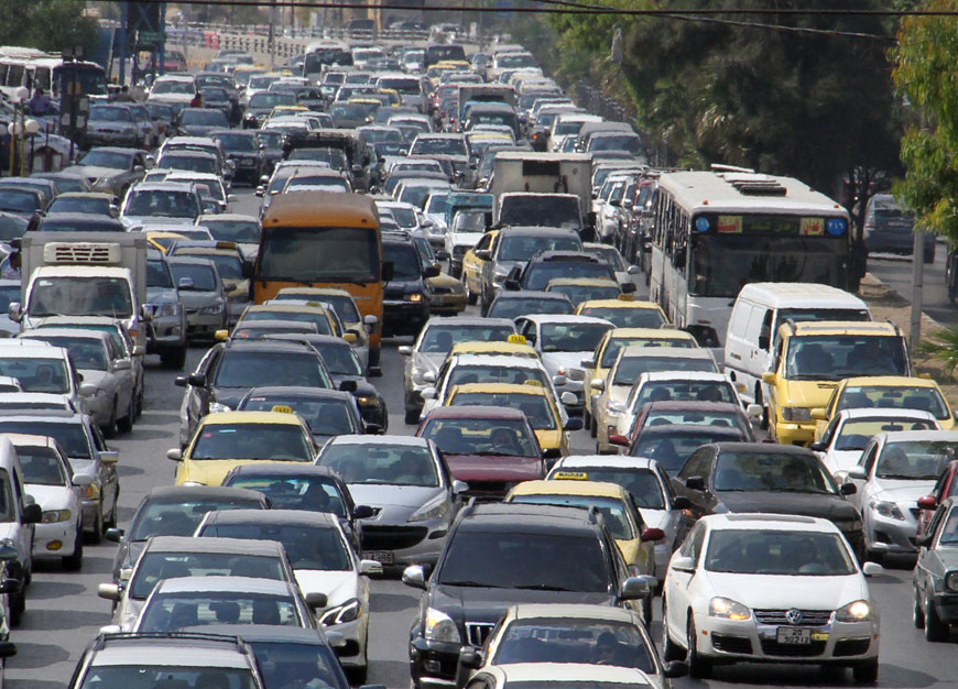 Last summer, 154,920 cars entered the Kingdom from Saudi Arabia through the Omari crossing, according to official figures (File photo)
