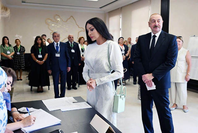 In this handout picture released by the press service of the Azerbaijani presidency, Azerbaijani President Ilham Aliyev and his wife Mihriban Aliyeva vote in snap parliamentary elections, at a polling station in the city of Baku on September 1 (AFP photo)