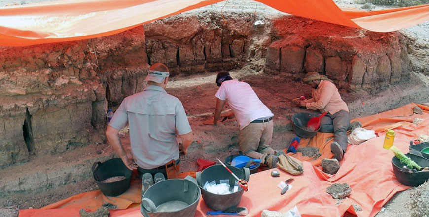 A team of archaeologists from the Hashemite University and the University of Victoria carry out excavation in Azraq in 2015   (Photo courtesy of Victoria University)