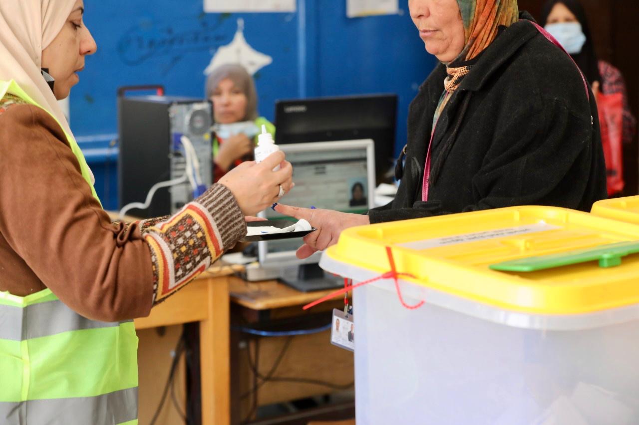 A woman casts her vote in Amman’s Hashmi Shamali neighbourhood (Photo by Osama Aqrabeh)