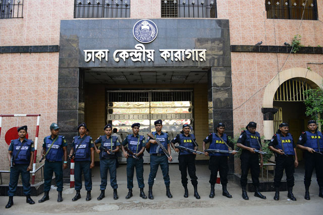 Bangladeshi security personnel stand guard outside a jail in Dhaka on Tuesday (AFP photo)