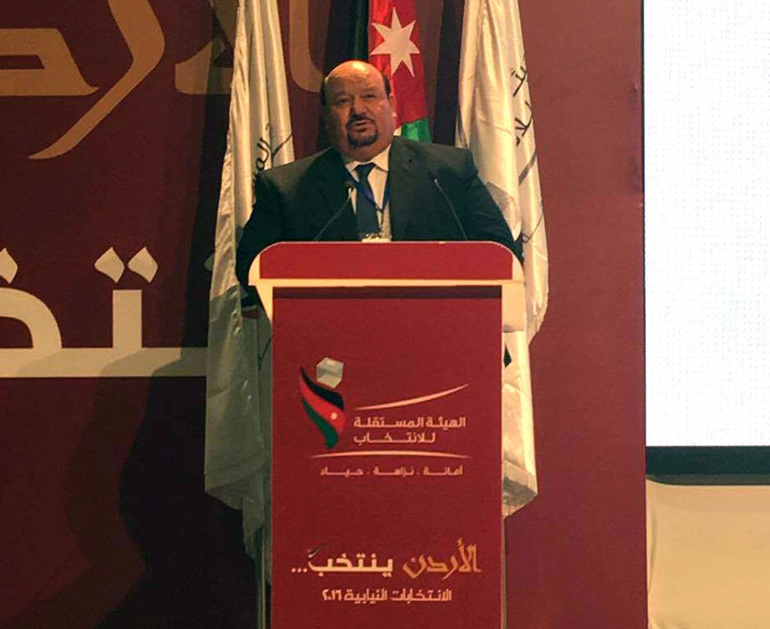 Mustafa Barari, head of special committee to audit parliamentary elections results, announces the results of some districts during a press conference in Amman on Wednesday (Photo by Osama Aqarbeh)