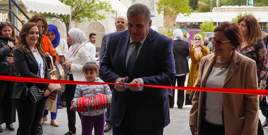 GAM City Manager Ahmed Al Malkawi, deputising for the Mayor of Amman, and UNDP Resident Representative Randa Aboul-Hosn, during the opening of the Asilah Bazaar in the Ras Al Ain Gallery (Photo courtesy of UNDP)