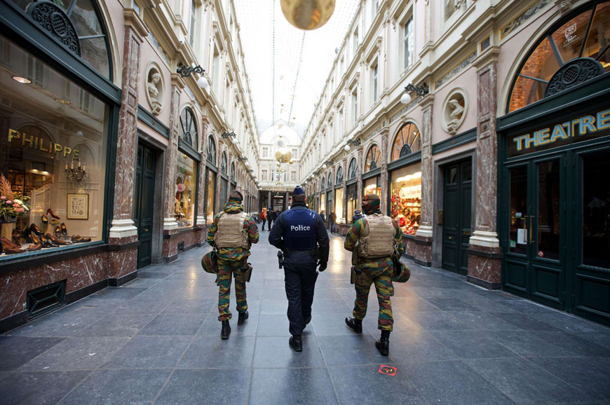 Belgian troops patrol at the Royal Galleries of Saint-Hubert in Brussels on Sunday (AFP photo)