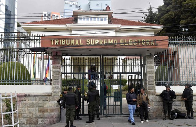 Police guard the Bolivian Supreme Electoral Tribunal building after the final results of last Sunday's election were released in La Paz on Friday  (AFP photo)