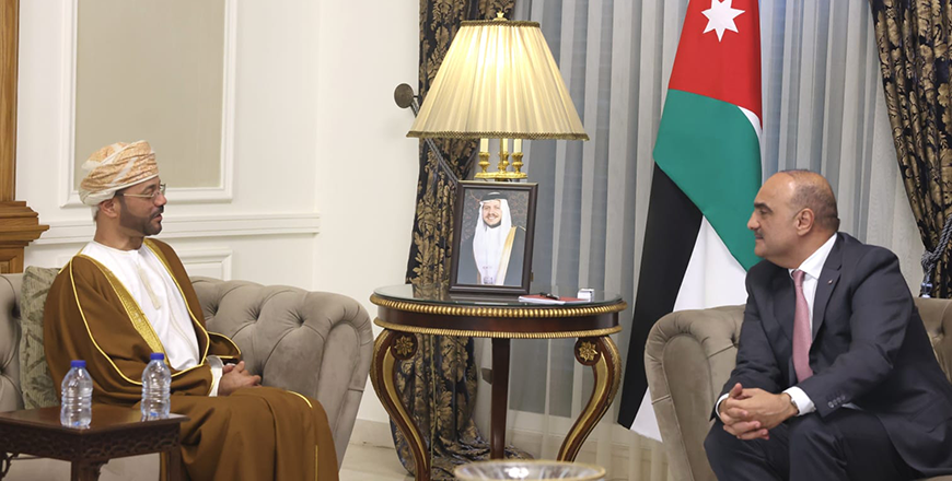 Prime Minister Bisher Khasawneh meets with Omani Foreign Minister Sayyid Badr Albusaidi in Amman on Thursday (Petra photo)