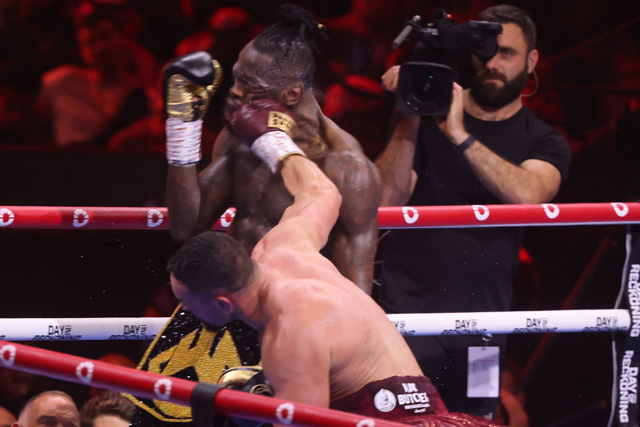 US’ Deontay Wilder (back) competes with New Zealand’s Joseph Parker during their heavyweight boxing match at the Kingdom Arena in Riyadh on Saturday (AFP photo)