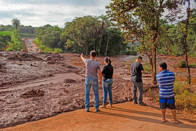 People from the community of Alfredo Torres look at the mud-hit area a day after the collapse of a dam at an iron ore mine belonging to Brazil's giant mining company Vale near the town of Brumadinho in the state of Minas Gerias in southeastern Brazil on Saturday (AFP photo)
