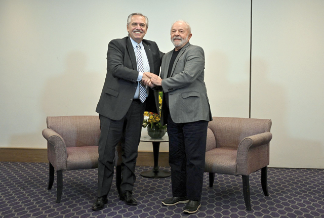 Argentina's President Alberto Fernandez (left) and Brazil's President-elect Luiz Inacio Lula da Silva pose for a photo during a meeting in Sao Paulo, Brazil, on Monday (AFP photo)