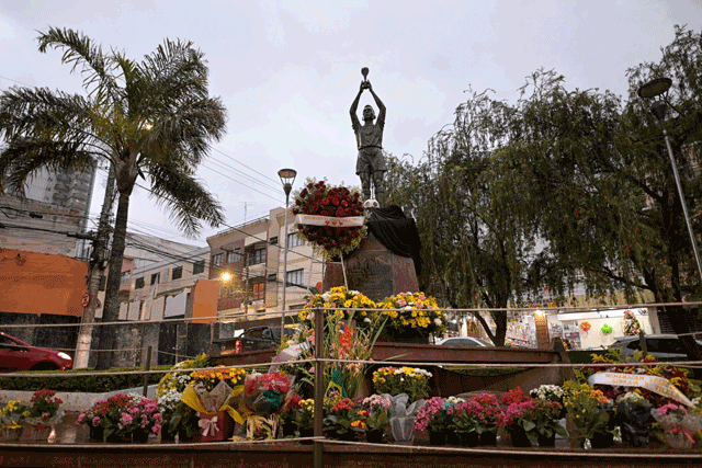 Bouquets and a wreath of flowers are seen at the foot of a statue of Pele at Pele Square in his hometown Tres Coracoes, state of Minas Gerais, Brazil, on Friday, a day after his death (AFP photo)