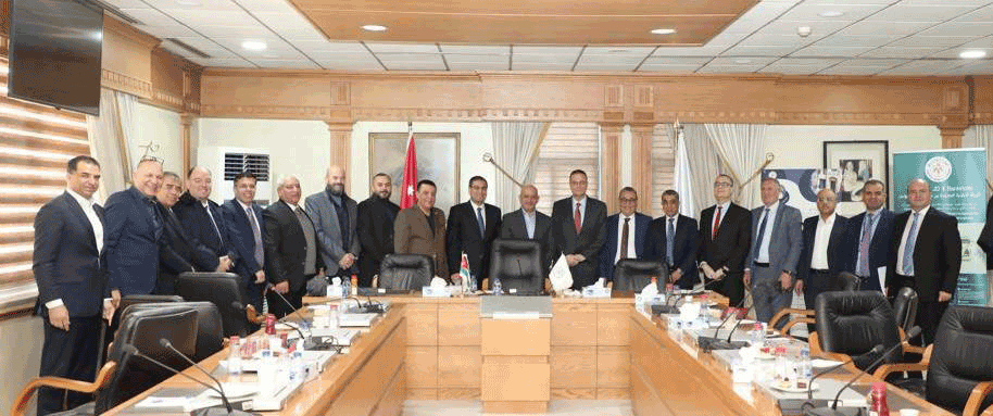 Governor of the Central Bank of Jordan  Adel Sharkas and members of the Jordan and Amman chambers of commerce as well as representatives of the Jordanian Businessmen Association pose for a photo during a meeting  (Petra photo)