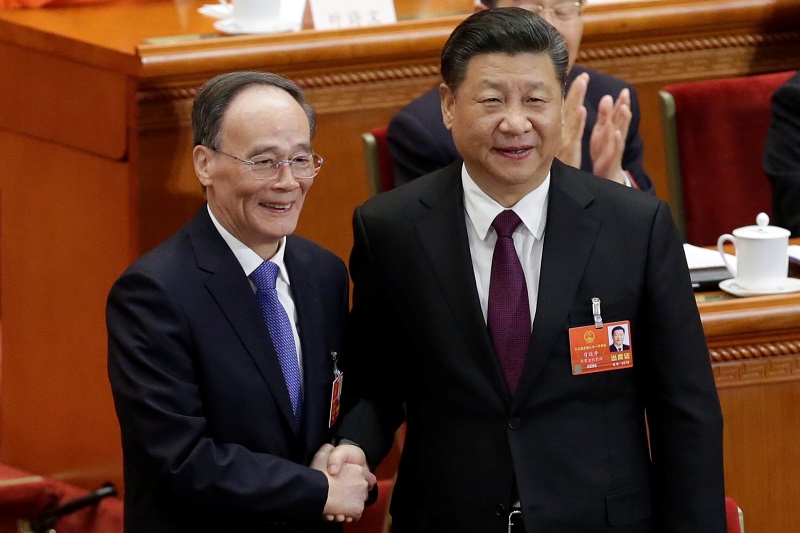  Chinese President Xi Jinping (right) shakes hands with newly elected Chinese Vice President Wang Qishan at the fifth plenary session of the National People’s Congress at the Great Hall of the People in Beijing March 17, 2018 (Reuters photo)
