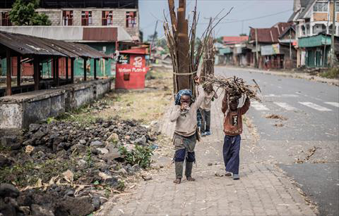 Displaced children from the town of Sake walk towards the Bushagala camp after collecting firewood in Kimoka, on February 9, 2025 (AFP photo)