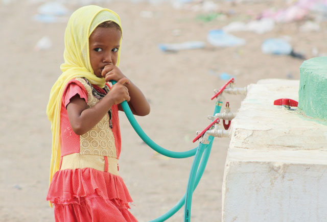 A displaced Yemeni girl drinks water in a camp set up for people who fled the battle areas in east of the port city of Hodeida on Saturday (AFP photo)