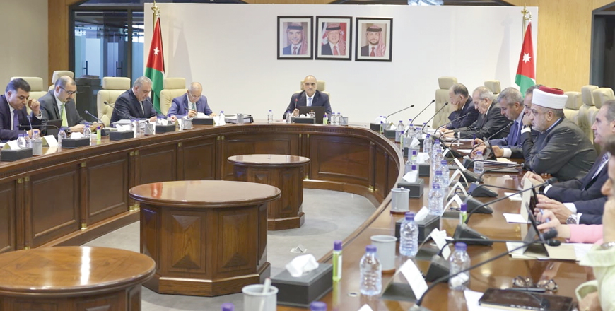 Prime Minister Bisher Khasawneh chairs a Cabinet meeting on Sunday (Petra photo)