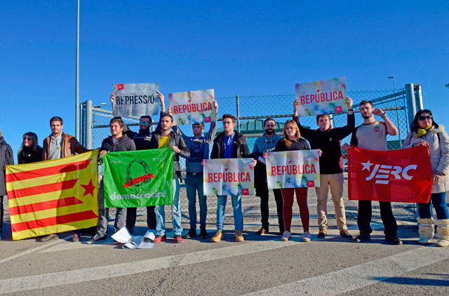 A group of people hold Catalan ‘Estelada’ flags and banners demanding a republic as they wait for the release of some former Catalan ministers, outside the Estremera prison, some 80km east of Madrid, on Monday (AFP photo)