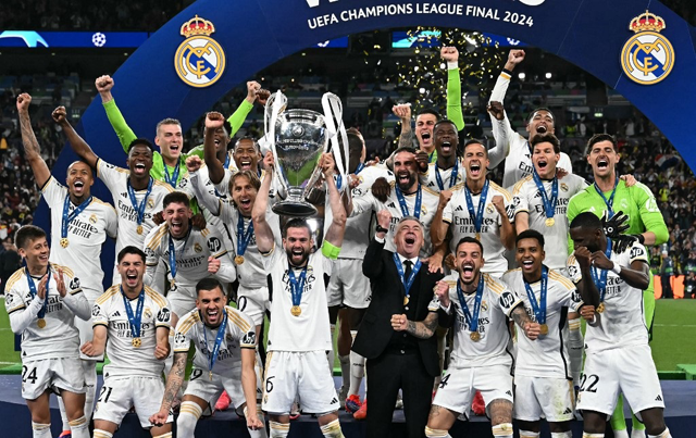 Real Madrid's Spanish defender #06 Nacho Fernandez lifts the trophy to celebrate their victory at the end of the UEFA Champions League final football match between Borussia Dortmund and Real Madrid, at Wembley Stadium, in London, on June 1 (AFP photo)