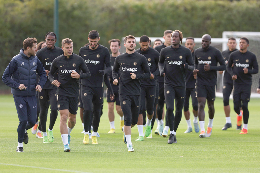 Chelsea players attend a team training session at Chelsea's Cobham training facility in Stoke D'Abernon, southwest of London on Tuesday, on the eve of their UEFA Champions League group E football match against AC Milan (AFP photo)