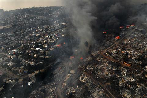 Aerial view of the forest fire that affects the hills of the city of Vi’a del Mar in the Las Pataguas sector, Chile, taken on Saturday (AFP photo)
