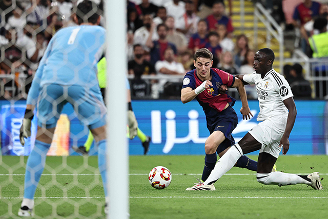 Real Madrid's French defender #23 Ferland Mendy fights for the ball with Barcelona's Spanish midfielder #6 Pablo Gavi during the Spanish Super Cup final football match between Real Madrid and Barcelona at the King Abdullah Sport City in Jeddah on Sunday (AFP photo)