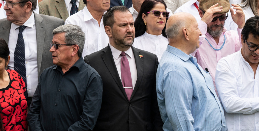Venezuela's Foreign Minister Yvan Gil (centre) stands next to the head of Colombia's government delegates, Otty Patino (right), and Colombia's last active guerrilla group, National Liberation Army commander Pablo Beltran, before posing for a photo in the framework of the peace talks at the La Casona Cultural Aquiles Nazoa Centre in Caracas on Monday (AFP photo)