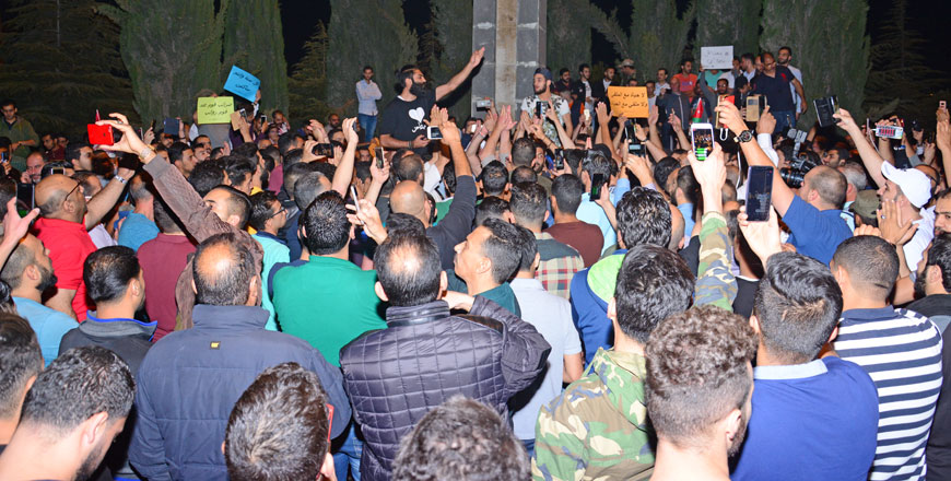 Thousands of Jordanians take to the streets following the announcement of price hikes for fuel derivatives (Photo by Amjad Ghsoun)