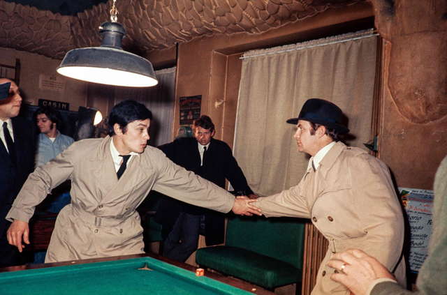 French actors Alain Delon (centre left) acts in a scene of ‘Le Cercle Rouge’ (The Red Circle) movie, directed by Jean-Pierre Melville (left), in the Boulogne studios in Paris on February 22, 1972 (AFP photo)