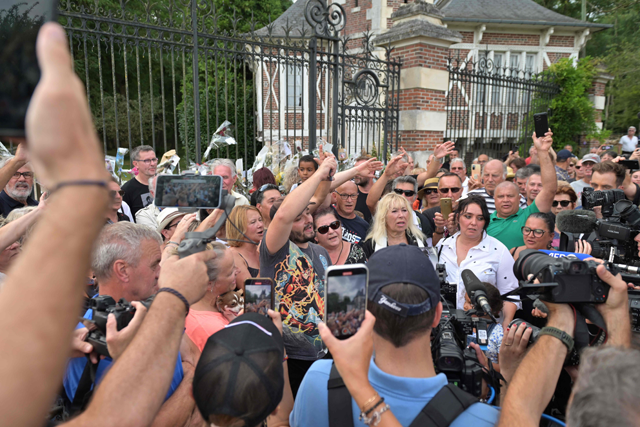 Fans and mourners pay tribute to the late French actor Alain Delon outside the entrance gate of Delon’s property, La Brulerie in Douchy, central France, on Saturday (AFP photo)