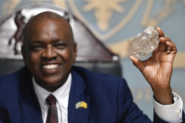 Botswana's President Mokgweetsi Masisi holds a large diamond discovered in Botswana at his office in Gaborone on August 22, 2024 (AFP photo)