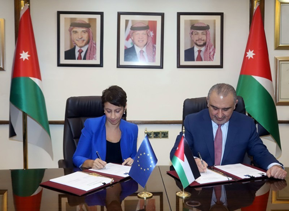 Minister of Planning and International Cooperation Nasser Shraideh and EU Ambassador to Jordan Maria Hadjitheodosiou  sign a joint declaration in which the EU committed to providing aid in the form of grants worth 364 million euros to the Kingdom until 2024, on Monday (Photo courtesy of Planning Ministry)