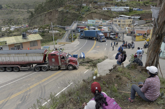 Indigenous people and farmers block a road in Oton, Pichincha province, Ecuador, on Wednesday (AFP photo)