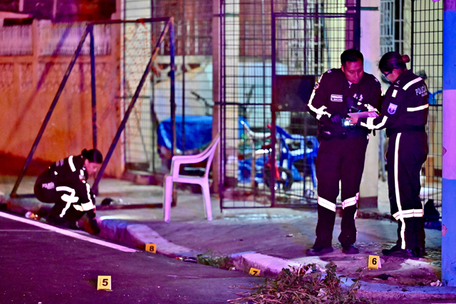 Police officers perform forensic examinations at the scene of a murder in Guayaquil, Guayas Province, Ecuador, on Sunday (AFP photo)