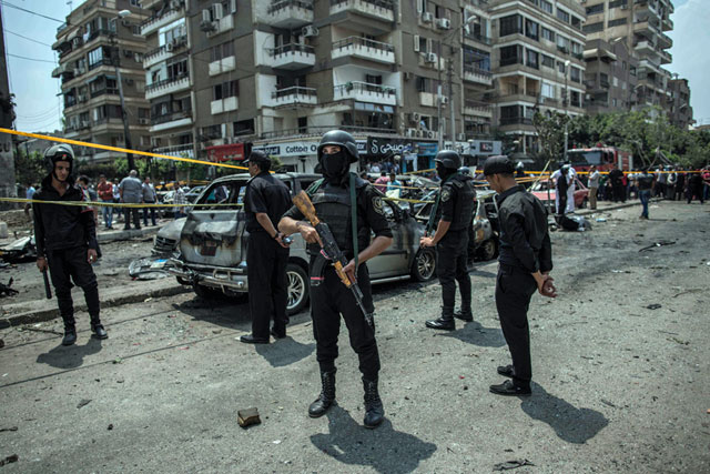 In this June 29, 2015 file photo, Egyptian policemen stand guard at the site of a bombing that killed Egypt’s top prosecutor Hisham Barakat, who oversaw cases against thousands of Islamists, in Cairo, Egypt (AP photo)