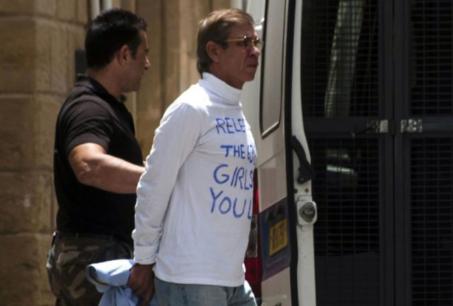 Egyptian Seif Al Din Mohamed Mostafa is escorted to an extradition hearing in Nicosia on May 13 , 2016  (AFP photo)