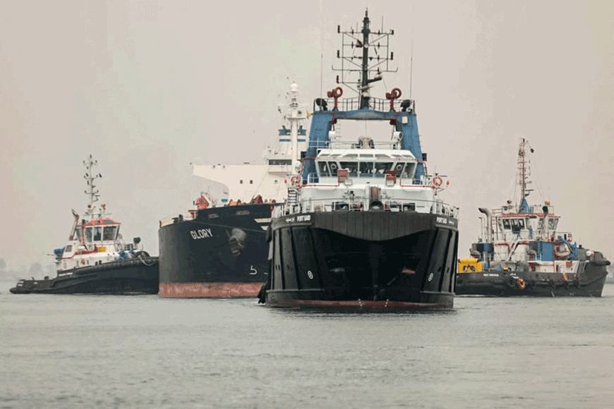 A handout photo released by the Suez Canal Authority on Monday  shows tugboats pulling the Marshall Islands-flagged bulk carrier M/V Glory in the Suez Canal near Al Qantarah between Port Said and Ismailia (AFP photo)