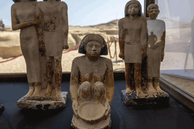 Artifacts are displayed at the Saqqara archaeological site, where a gold-laced mummy and four tombs including an ancient king's ‘secret keeper’ were recently discovered, south of Cairo, on Thursday (AFP photo)