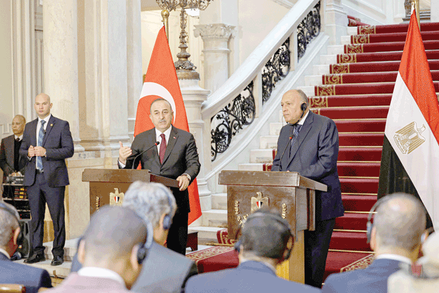 Egypt's Foreign Minister Sameh Shoukry (right) and his Turkish counterpart Mevlut Cavusoglu, give a joint press conference in Cairo, Saturday (AFP photo)
