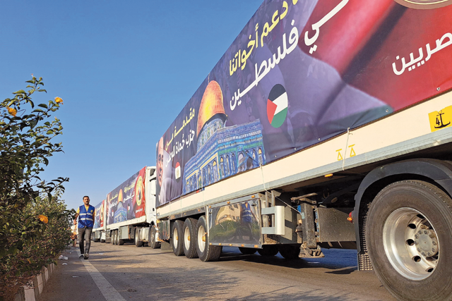 A convoy of trucks carrying aid supplies for Gaza from Egypt waits on the main Ismailia desert road, about 300 km east of the Egyptian border with Gaza, on the way to the Rafah crossing on Monday (AFP photo)