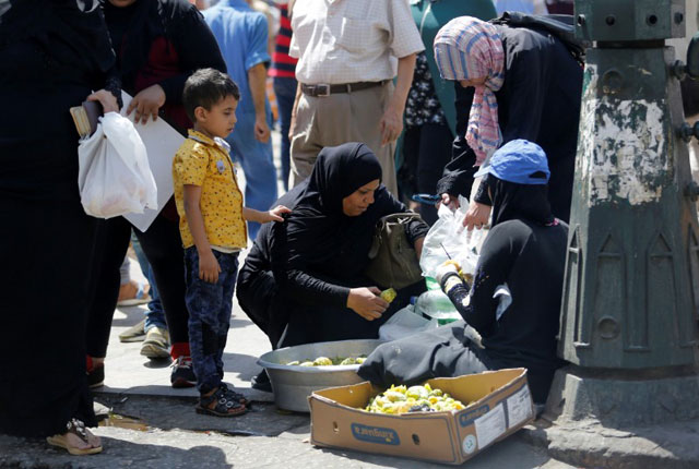 Egyptians buy fruits from street vendor in the central Cairo (Reuters file photo)