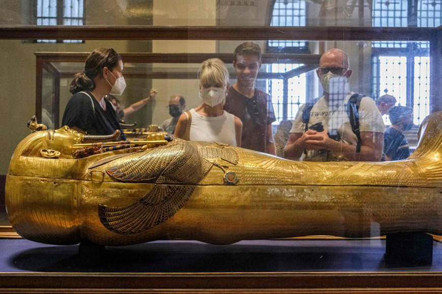 Tourists view the solid gold sarcophagus of the Ancient Egyptian New Kingdom Pharaoh Tutankhamun (1342-1325 BC), at the pharaoh’s dedicated gallery in the Egyptian Museum in the centre of Egypt’s capital Cairo on October 27, 2021 (AFP photo)