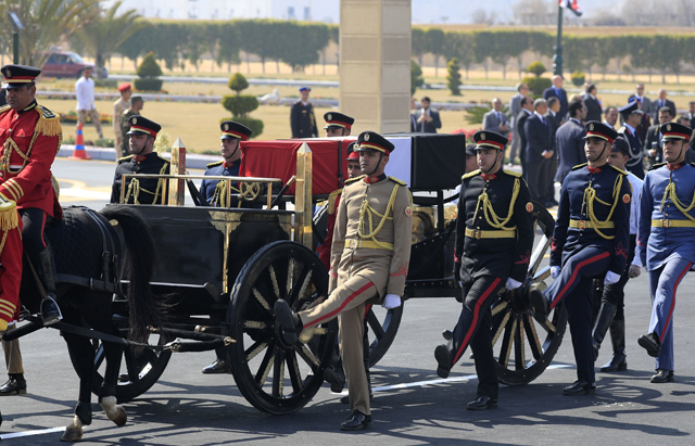Egyptian honour guards escort the coffin of former president Hosni Mubarak during his funeral ceremony at Cairo's Mosheer Tantawy Mosque in the eastern outskirts of the Egyptian capital on Wednesday (AFP photo)