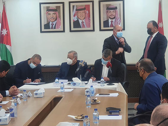 Deputy Prime Minister and Minister of Local Administration Tawfiq Krieshan and Energy Minister Saleh Al Kharabsheh during the signing of tenders to replace 410,000 light units with energy-saving LED units on Thursday (Petra photo)